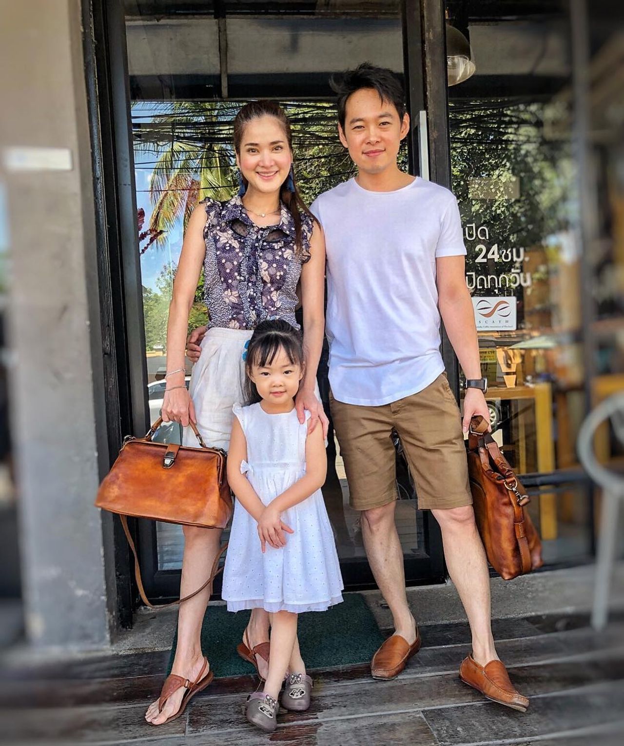 ปอย ปวีณา และสามี พร้อมด้วยน้องโมนา ลูกสาว