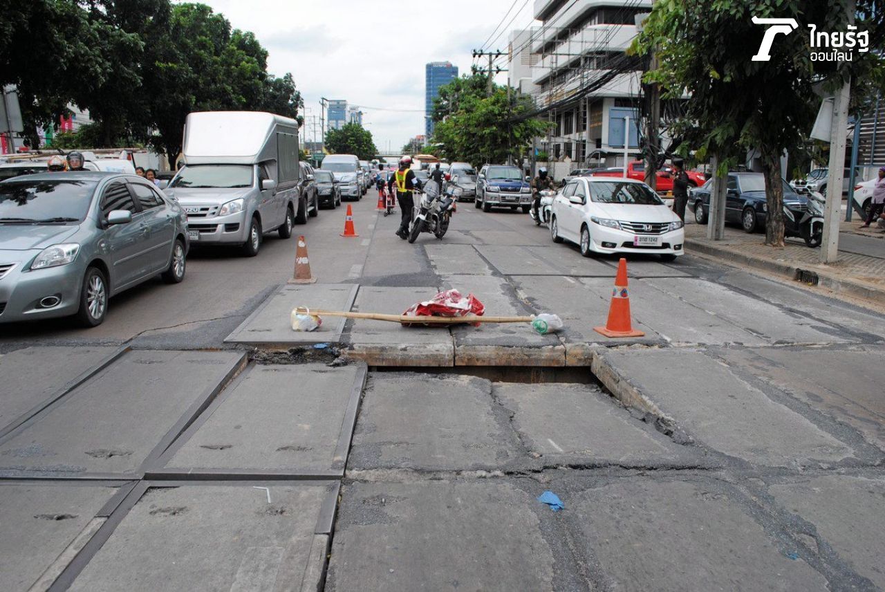 ฝาท่อบริเวณบ่อพักน้ำบริเวณแยกรัชดา-ลาดพร้าว ทรุดตัวเมื่อหลายปีก่อน 