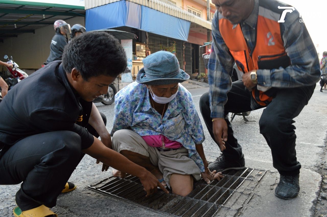 อุบัติเหตุกับคนเก็บของเก่า เข็นรถผ่านแล้วขาตกท่อ