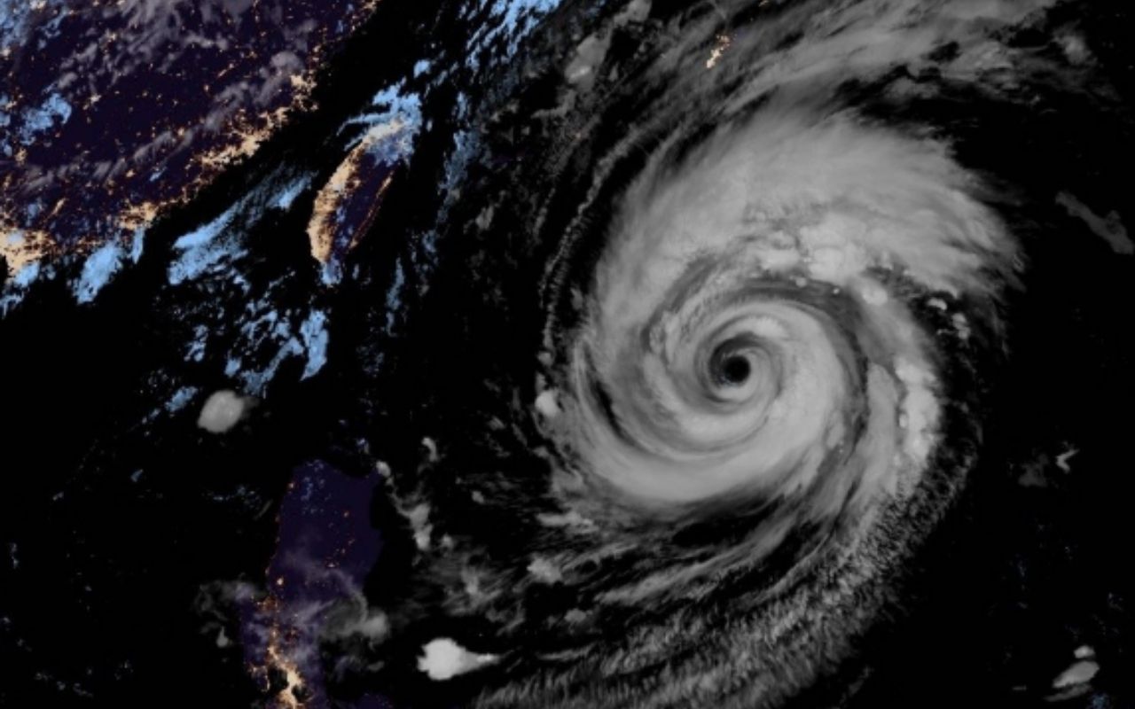 ภาพจากนาซา:  ซุปเปอร์ไต้ฝุ่น จ่ามี เคลื่อนเข้าใกล้เกาะไต้หวันขึ้นเรื่อยๆ