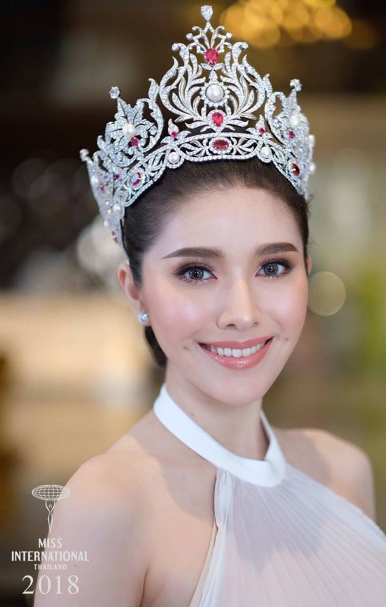 สวยชัดจับใจ มีลุ้นมงใหญ่ต่อ สายเอี๊ยม กีรติกา จารุรัตน์จามร มิสอินเตอร์เนชั่นแนลไทยแลนด์ Miss International Thailand 2018 ที่ได้รับการเจียระไนจาก นุ อนสุรณ์ ผู้อำนวยการกอง มิสอินเตอร์เนชั่นแนลไทยแลนด์ Miss International Thailand 2018