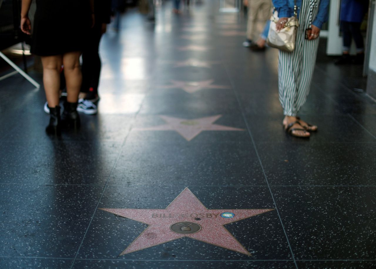 บิล คอสบี ดาราตลกรุ่นใหญ่ ได้รับการประดับดาว ฮอลลีวูด วอล์ก ออฟเฟม ในนครลอสแอนเจลิส สหรัฐฯ