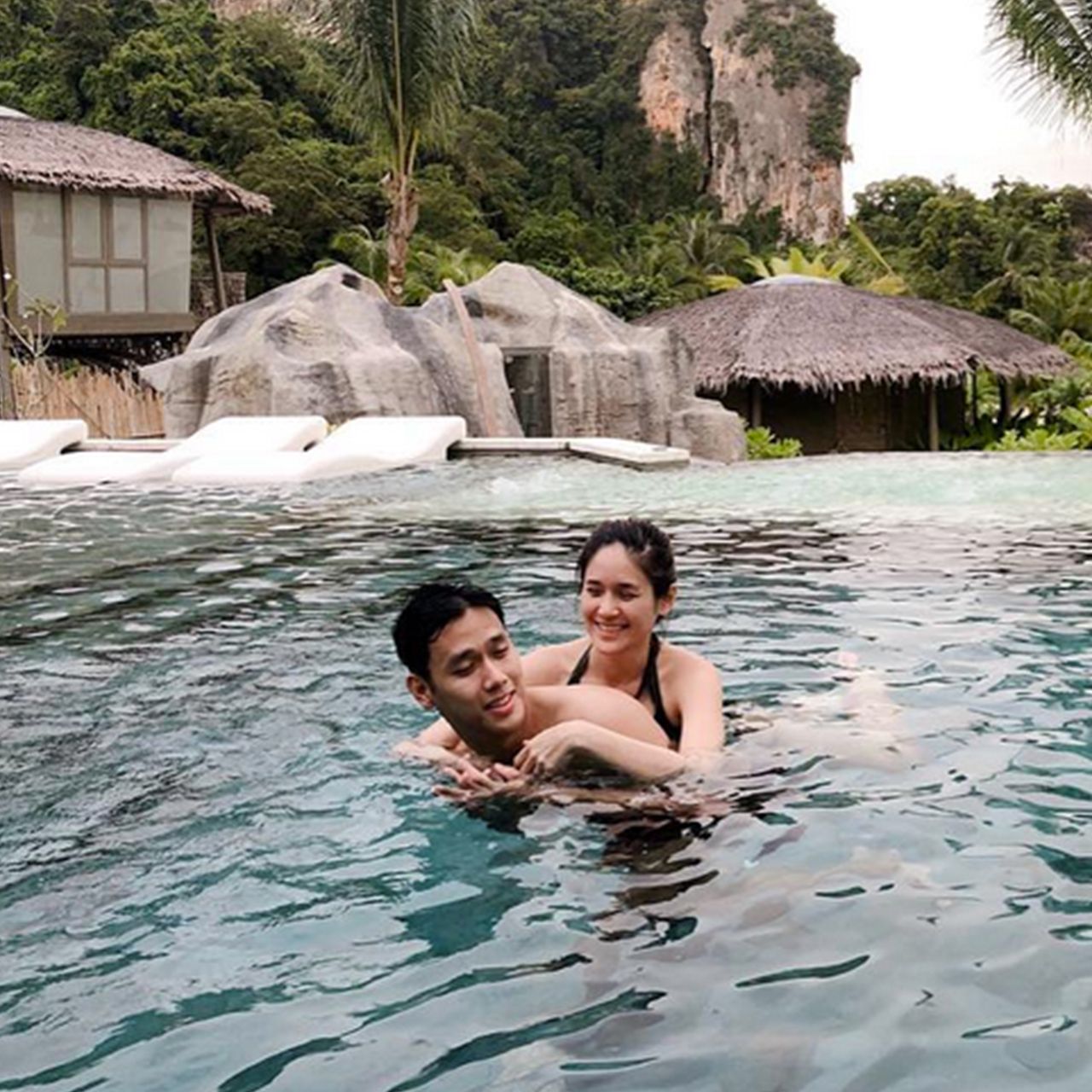 รักต่างวัยไม่ใช่ปัญหา เมื่อ จิ๊บ-ปกฉัตร กับ บอส-พุทธิพงษ์ เขารักกัน ครบรอบ 1 ปี ควงกันไปเที่ยวทะเลเกาะยาว จ.พังงา ขี่คอเล่นน้ำกันหวานจ๋อยเลย.