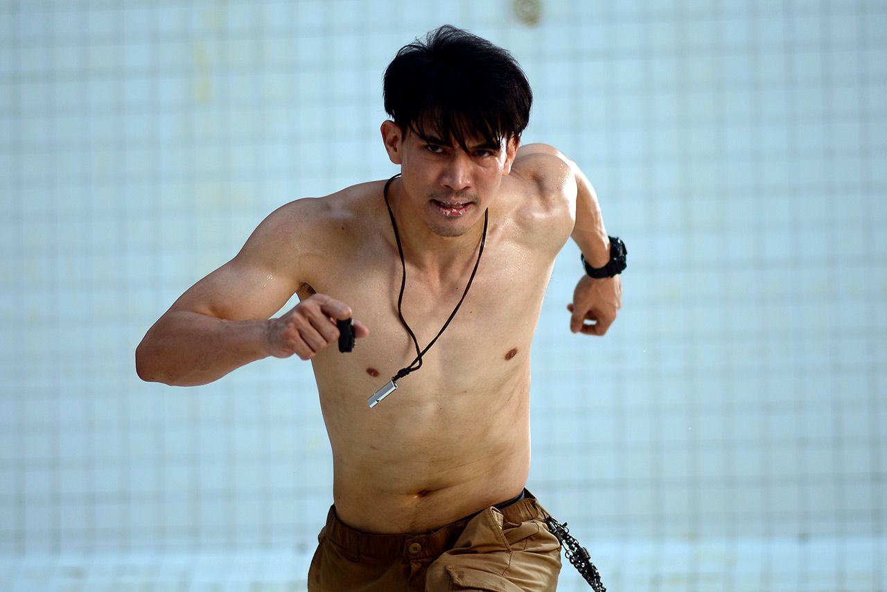 บอกแล้วว่าใช้ร่างกายเปลืองมาก แต่เสื้อผ้าไม่เปลืองนะ...ชุดเดียวทั้งเรื่อง