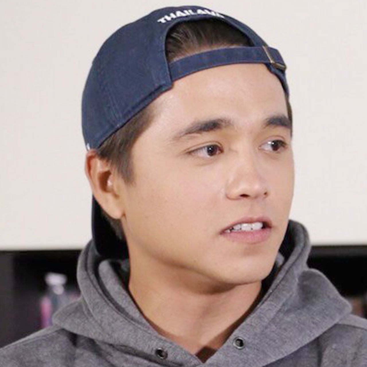 ส่วน อเล็กซ์ เรนเดล พระเอกสาย “อนุรักษ์ธรรมชาติ” เจอพิธีกรขั้นเทพ “ตีท้ายครัว” ล้วงความลับกับ หัวใจโสดๆนั้น ที่แท้ปลื้ม โดนัท สาวรุ่นพี่ ที่แอบโผล่มาเซอร์ไพรส์ถึงกับเขินหนัก...ก อะนะ.