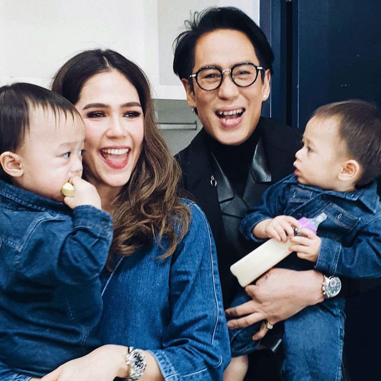 ชมพู่-อารยา ได้ชื่อให้ลูกใหม่แล้ว เพราะในระหว่างอัดรายการ “3 แซบ” ซุปตาร์ตลอดกาล พี่เบิร์ด ธงไชย เรียก สายฟ้า–พายุ ว่า “เจ้าสลาตัน” ตลอดๆ---เก๋ไก๋ไม่ซ้ำใครจริงๆ.