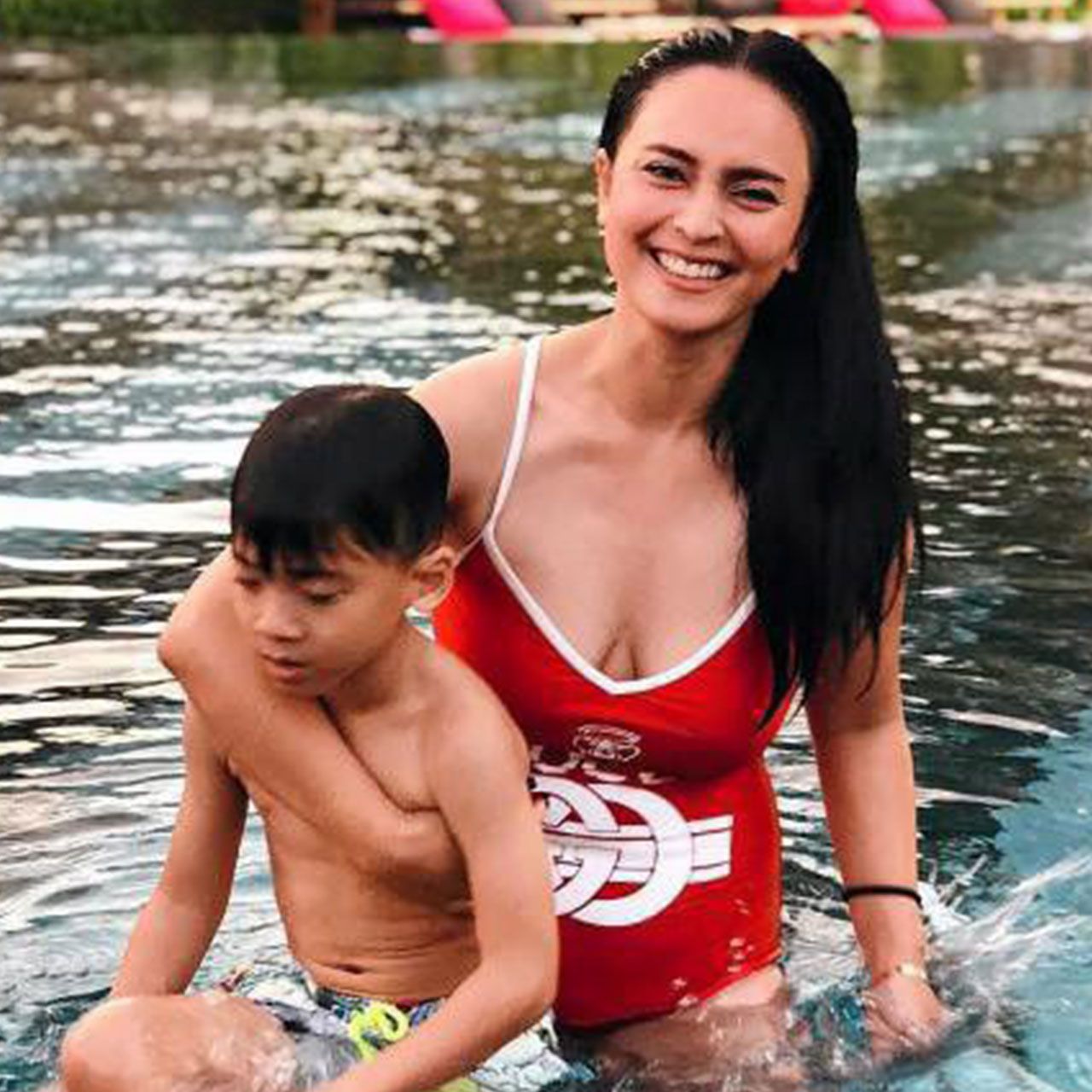 คุณแม่ยังอึ๋ม เอ๊ย ยังสวย นานา ไรบีนา โพสต์ภาพในชุดว่ายน้ำลง IG ฟ้องว่า ขอถ่ายรูปกับ บรู๊คลิน แต่ลูกชายขัดขืนไม่ยอมถ่ายรูปด้วย...แหม ก็แม่เซ็กซี่ซะขนาดน้าน!