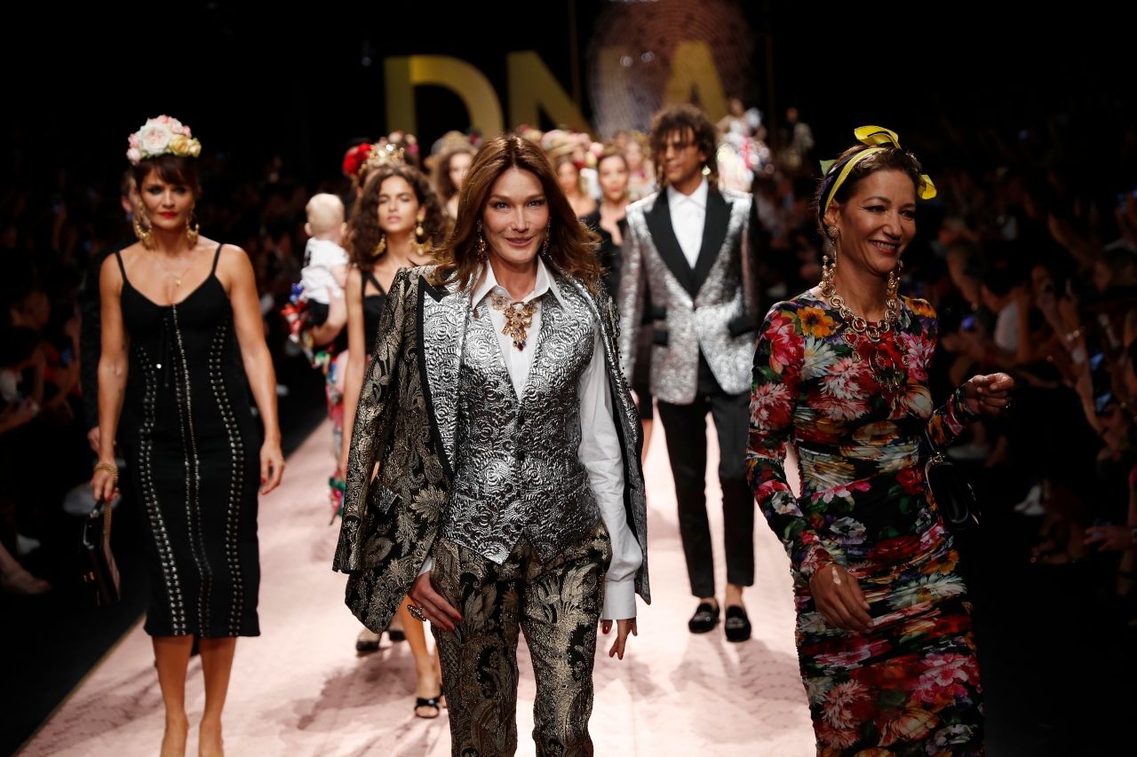 เดินตามแม่มาไวๆ นะลูกๆ คาร์ลา บรูนี ซาร์โกซี นางมั่นหน้าอย่างแรง! 