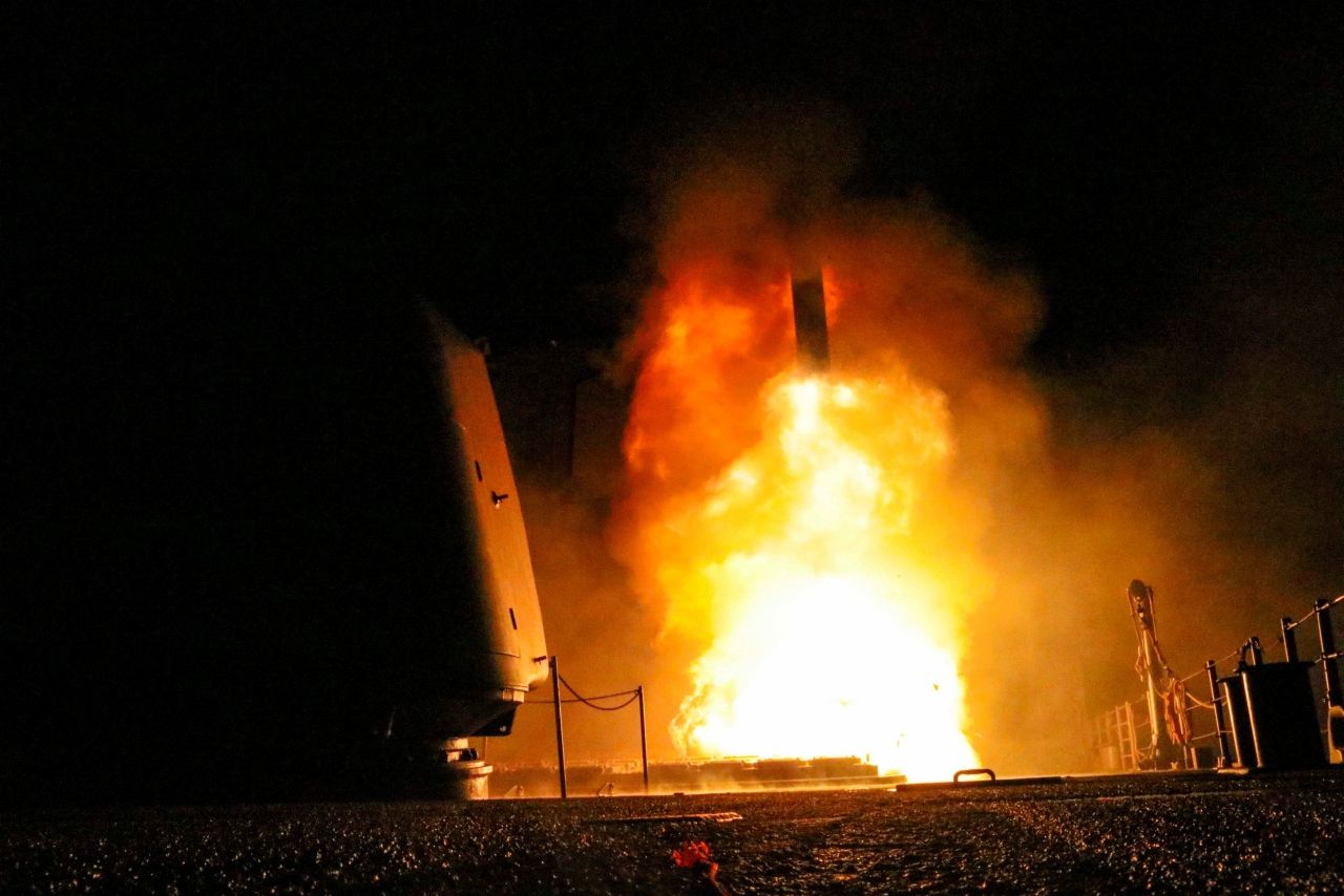 สหรัฐฯยิงขีปนาวุธโทมาฮอว์ก จากเรือบรรทุกเครื่องบิน USS Monterey
