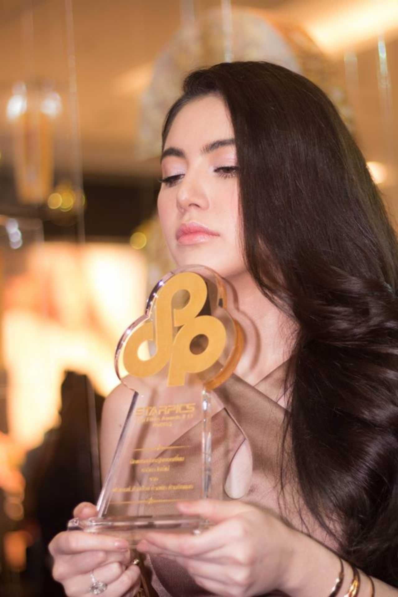 สตาร์พิคส์ไทยฟิล์มอวอร์ด Starpics Thai Film Awards 2558 ใหม่ ดาวิกา ได้นำหญิงยอดเยี่ยม มาสวยๆ จากเรื่อง ฟรีแลนซ์ ห้ามป่วย ห้ามพัก ห้ามรักหมอ 