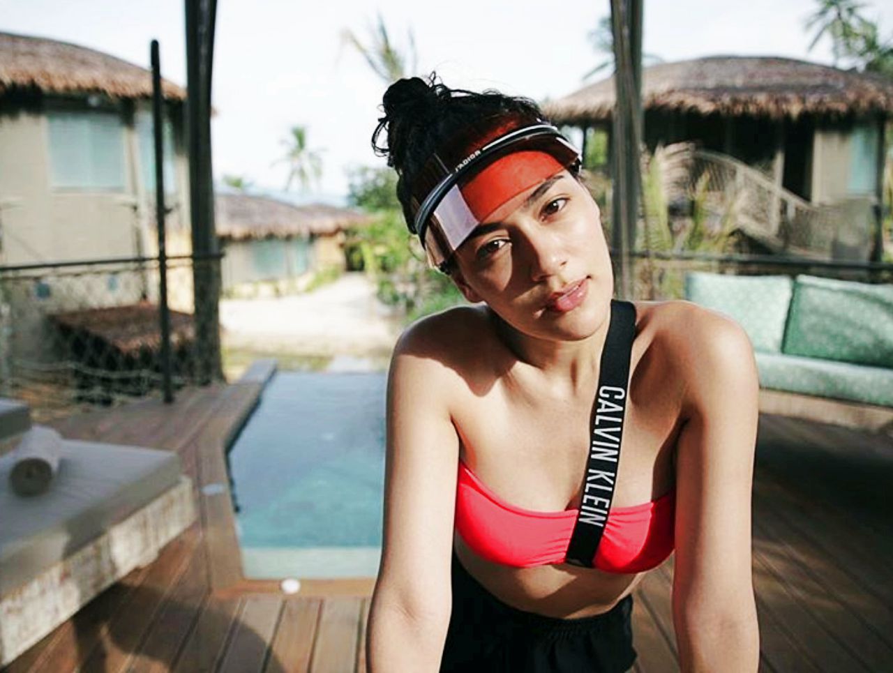 คิมใส่ท็อปบรา คาลวิน ไคลน์ ซะด้วย