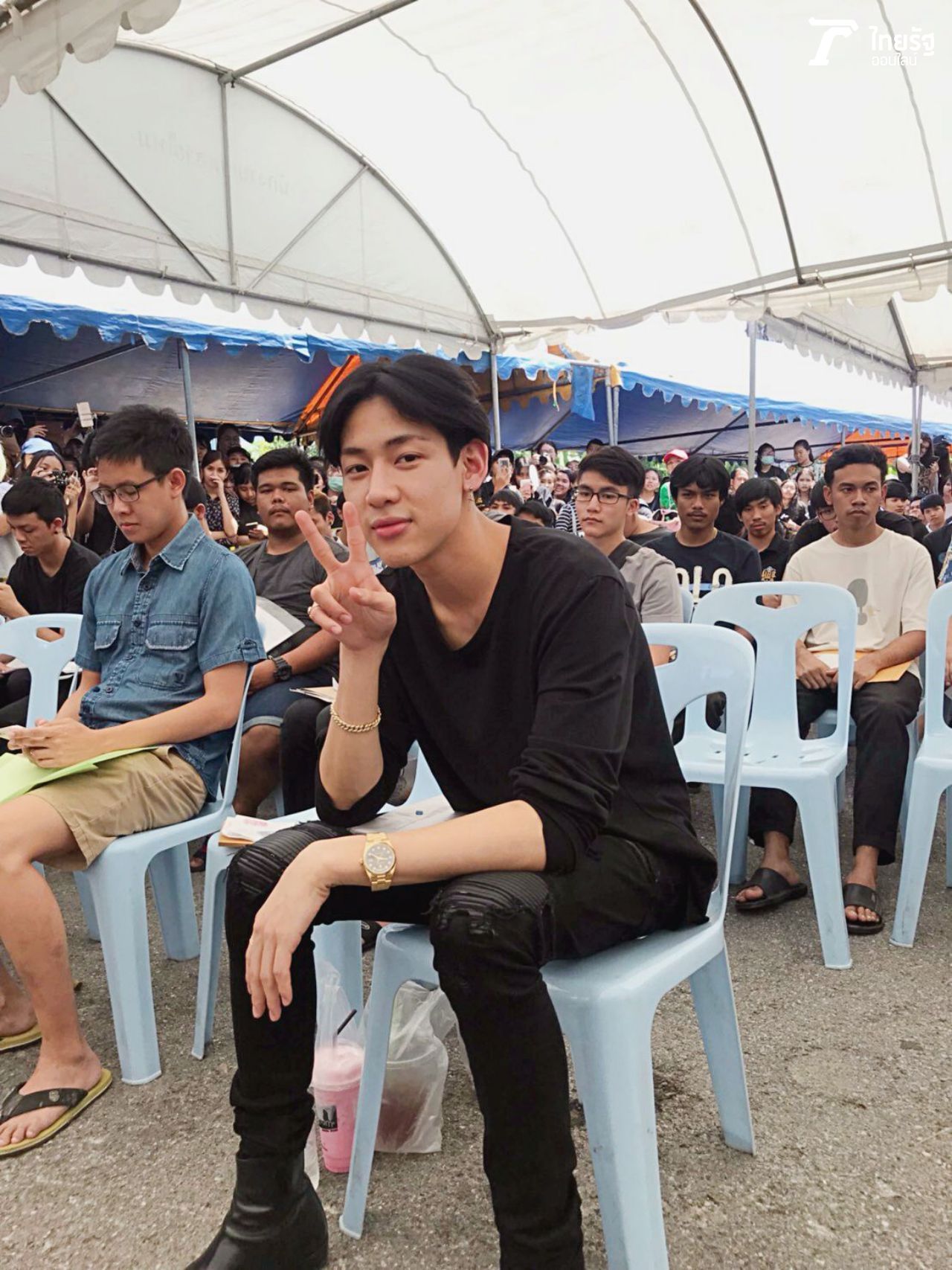 แบมแบมมาพร้อมลุค all black ในวันลุ้นใบดำใบแดง