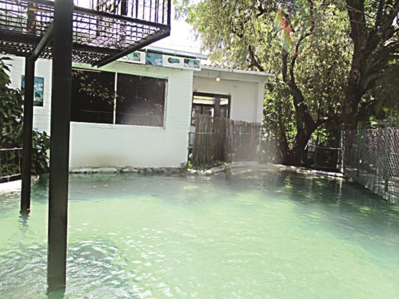 บ่อจระเข้ของ บริษัทผลิตสุรา วิคตอเรีย ฟอลส์ ริเวอร์
