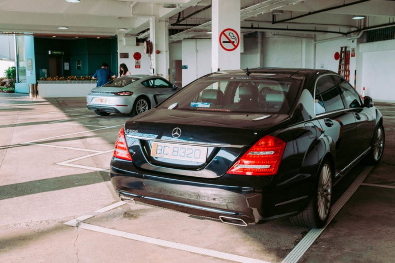 แค่มาซุปเปอร์มาร์เก็ตยังขับ Mercedes-Benzes มาเลยจ้า