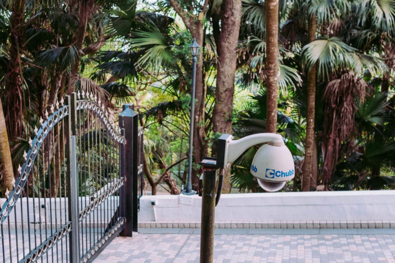 นอกจากรั้วลวดหนาม ยามรักษาความปลอดภัย รอบๆ ที่อยู่อาศัยยังมีกล้องวงจรปิดอยู่หลายตัว