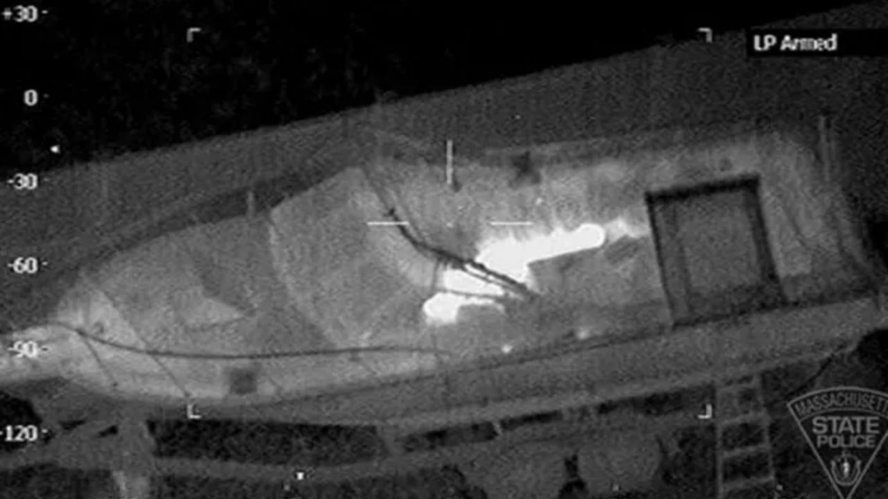 คนร้ายหลบซ้อนในเรือจอดไว้หลังบ้านย่าน Watertown