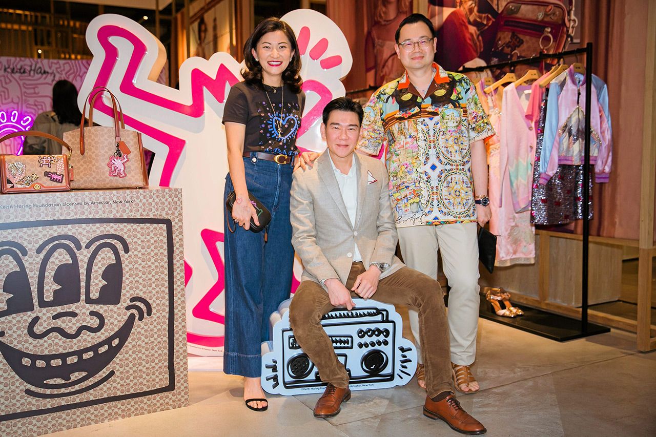 โศภนา เลวิจันทร์ ชวน ปิยะ อัจฉริยศรีพงศ์ และกุลวิทย์ เลาสุขศรี ชื่นชมป๊อปอัพสุดคูลจากโค้ช.