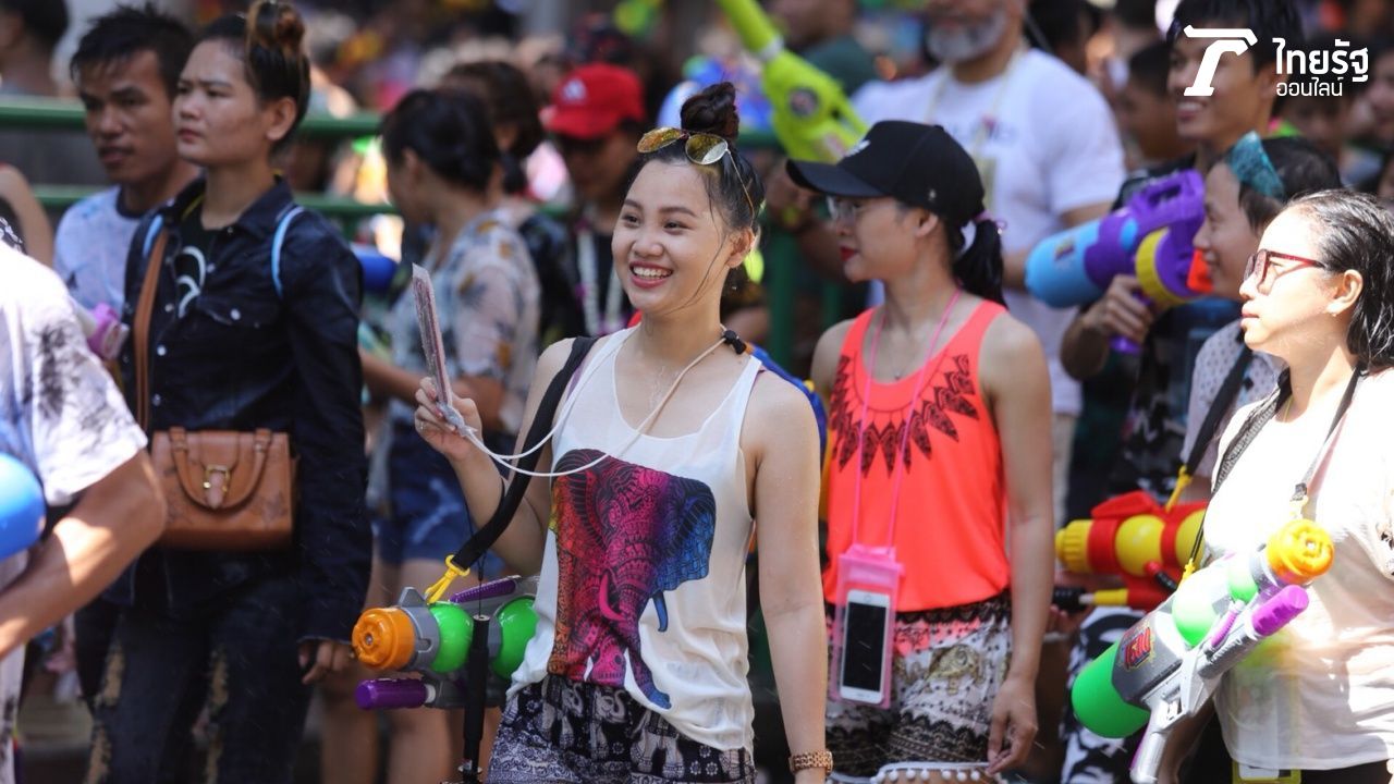 'รอยยิ้มพิมพ์ใจ' ที่ถนนสีลม