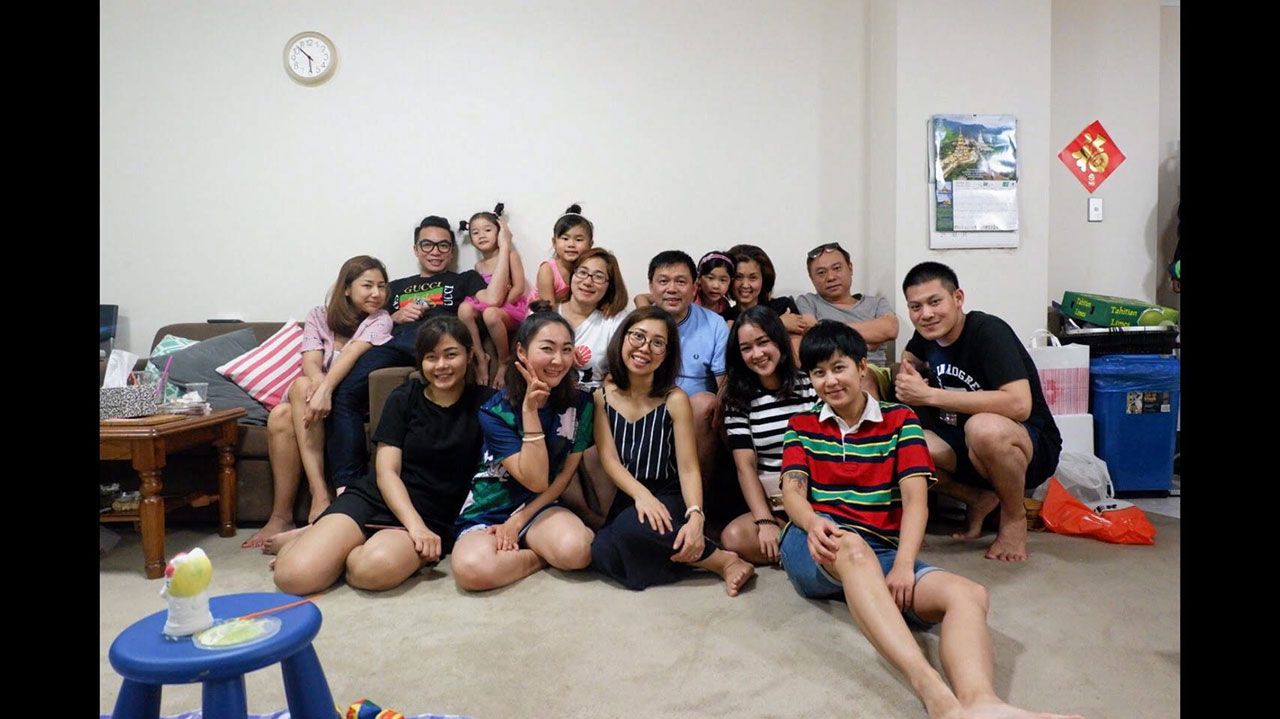 เอาใจภรรยา ธงชัย ธนรรฆากร เจ้าของกิจการส่วนตัวในซิดนีย์ เปิดคฤหาสน์จัดงานเลี้ยงฉลองเบิร์ธเดย์ให้กับ ธารทิพย์ ภรรยาสุดที่รัก มีเพื่อนสนิทไปร่วมงานกันพร้อมหน้าท่ามกลางบรรยากาศอันอบอุ่น.