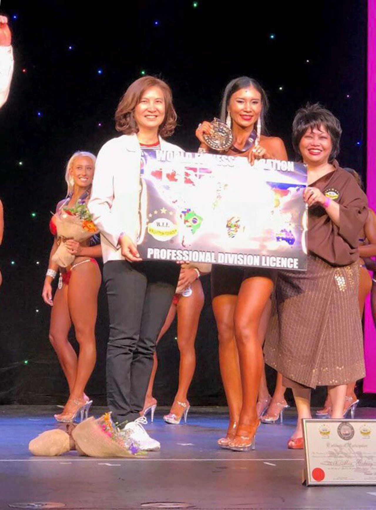 เจาะกลุ่ม รุจิรัศมิ์ ฉัตรเฉลิมกิจ ผอ.ททท.สนง.ซิดนีย์ ออสเตรเลีย ไปร่วมมอบรางวัลในการแข่งขันเพาะกายหญิง รายการ “World Fitness Federation (WFF) เพื่อเจาะกลุ่มนักท่องเที่ยวรักสุขภาพ ที่แบงก์ทาวน์.