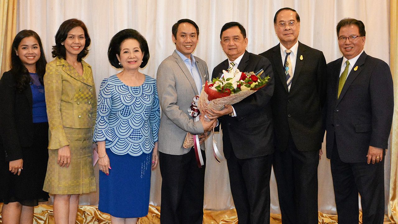 ชื่นมื่น - คุณหญิงทิพยวรรณ ตันตกิตติ์ จัดงานเลี้ยงฉลองวันเกิดให้แก่ มณเฑียร ตันตกิตติ์ โดยมี ปัญจวัฒน์ แพทยานนท์, ทำนุ ตู้จินดา, จรัญ เสนีย์วงศ์ ณ อยุธยา, กัจจาณี เพ็งจันทร์ และ กุลธิดา ตามเพชรเติม มาร่วมอวยพรด้วย ที่ห้องราชมณเฑียร โรงแรมมณเฑียร วันก่อน.