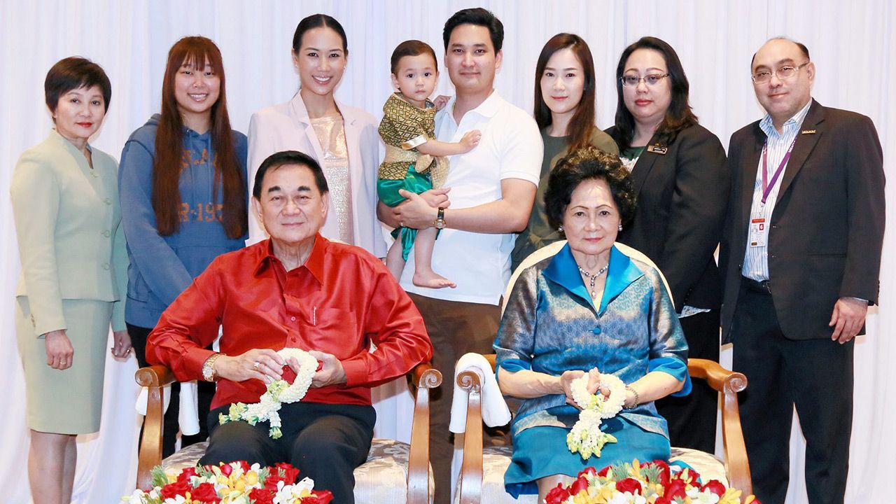 ขอพร - อนัคพล อิงคะกุล และ ลักษมีกานต์ อิงคะกุล นำคณะผู้บริหารและพนักงานมิราเคิลกรุ๊ป เข้ารดน้ำขอพร ดร.อัศวิน อิงคะกุล และ พล.ต.หญิง ภาณุมาศ อุทัยเสน เนื่องในเทศกาลสงกรานต์ โดยมี จันทจิตา อิงคะกุล มาร่วมงานด้วย ที่โรงแรมมิราเคิล แกรนด์ วันก่อน.