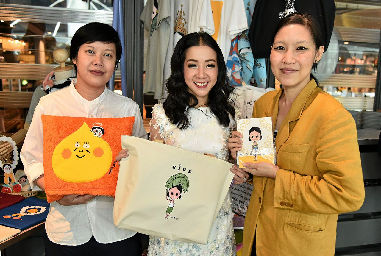 พรรณสิรี คุณากรไพบูลย์ศิริ (กลาง) และ ภัทรีดา–นวลตอง ประสานทอง.