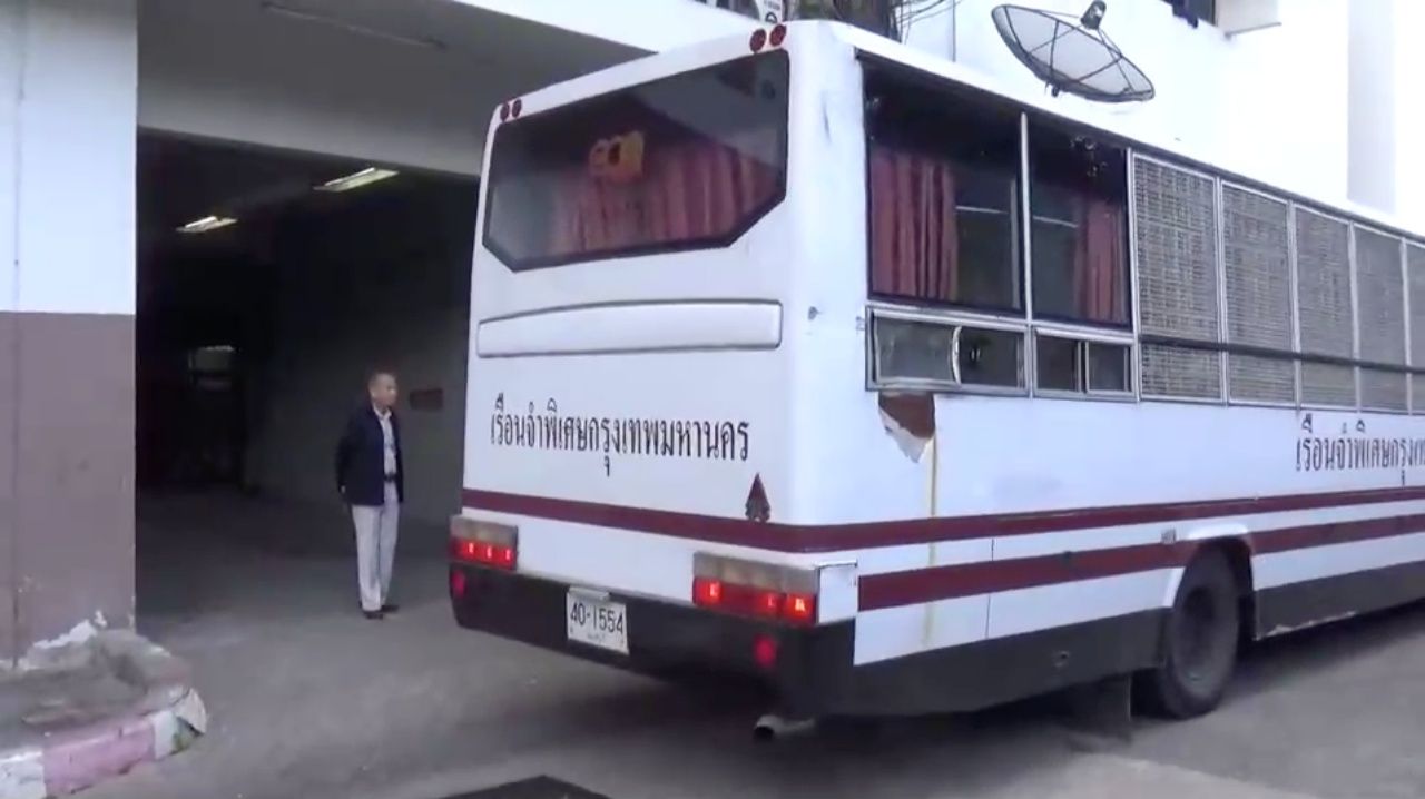 เบนซ์ เรซซิ่ง มาถึงศาล แพท ไม่ได้มาให้กำลังใจเพราะติดงาน