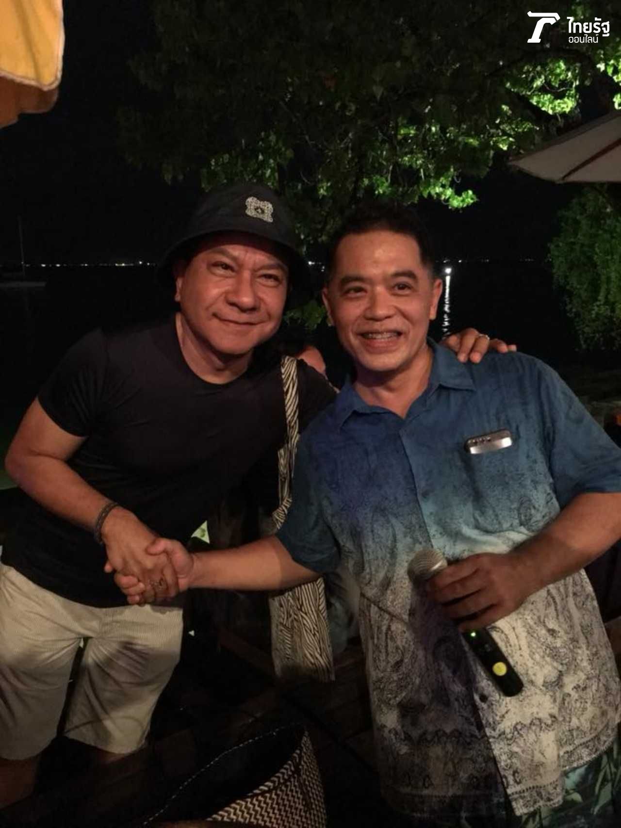 ฮาร์ท สุทธิพงศ์ ทัดพิทักษ์กุล โดดลงจากเวทีมาทักทายอย่างเป็นกันเองกับ คุณอิ่ม วีรศักดิ์ ชุณหจักร กรรมการบริหาร เสม็ดรีสอร์ทกรุ๊ป Samed Resorts Group 