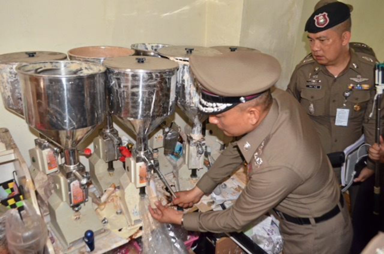 ตำรวจตรวจสอบสินค้าไม่ได้มาตรฐานตลาดใหม่ดอนเมือง