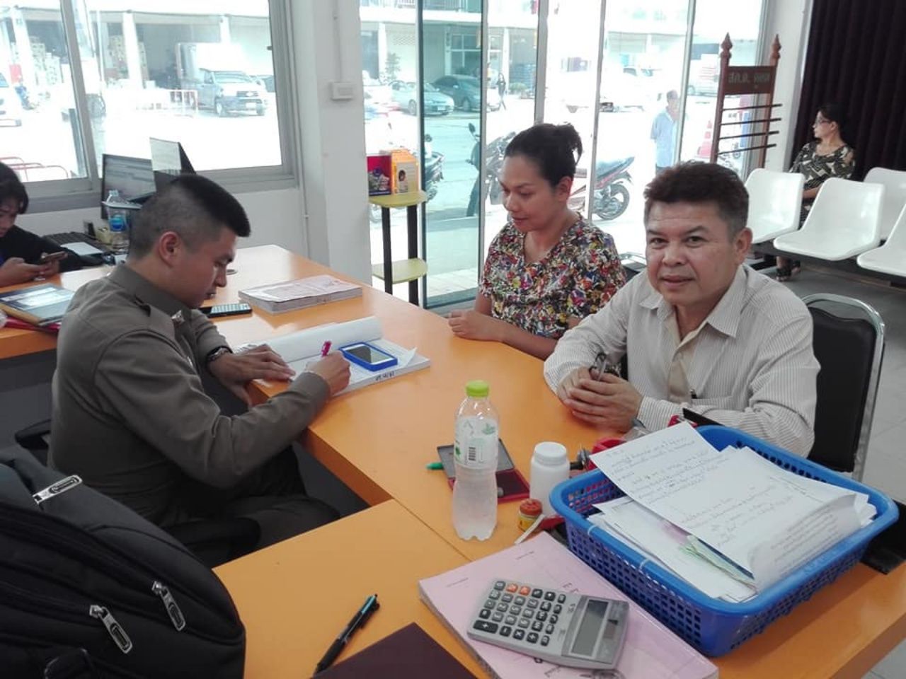 นายสีเภา เพชรนก ทนายความ และ น.ส.ริญญาภัทร์  ดีมาก ในวันนำลอตเตอรี่ไปลงบันทึกประจำวัน แสดงเจตนารมณ์คืนเจ้าของ