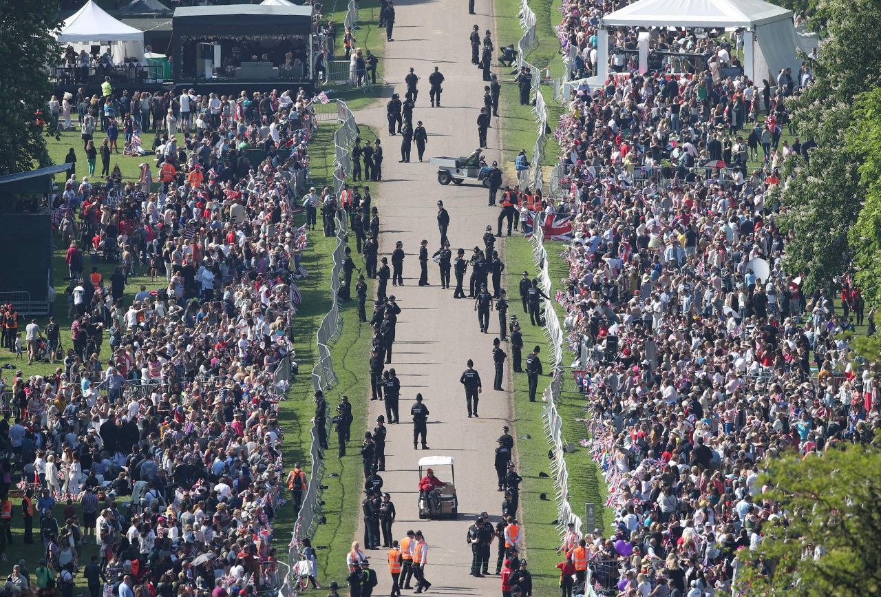 ประชาชนจำนวนมากมารอชมพิธีเสกสมรส