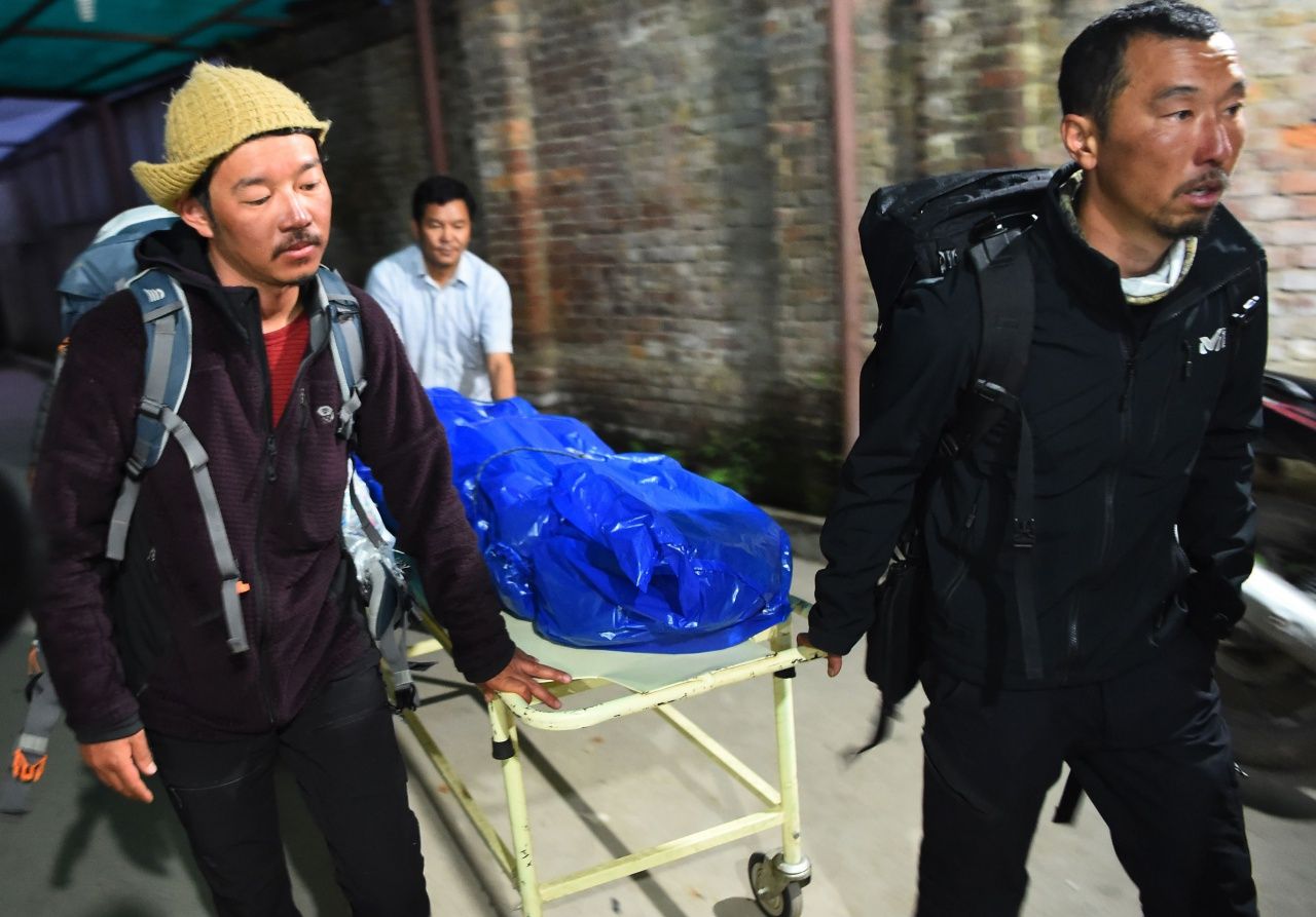 เจ้าหน้าที่อาสาสมัครนำศพของนาย โนบุคาสุ คุริกิ มาถึงโรงพยาบาลในกรุงกาฐมาณฑุ ของเนปาลแล้ว