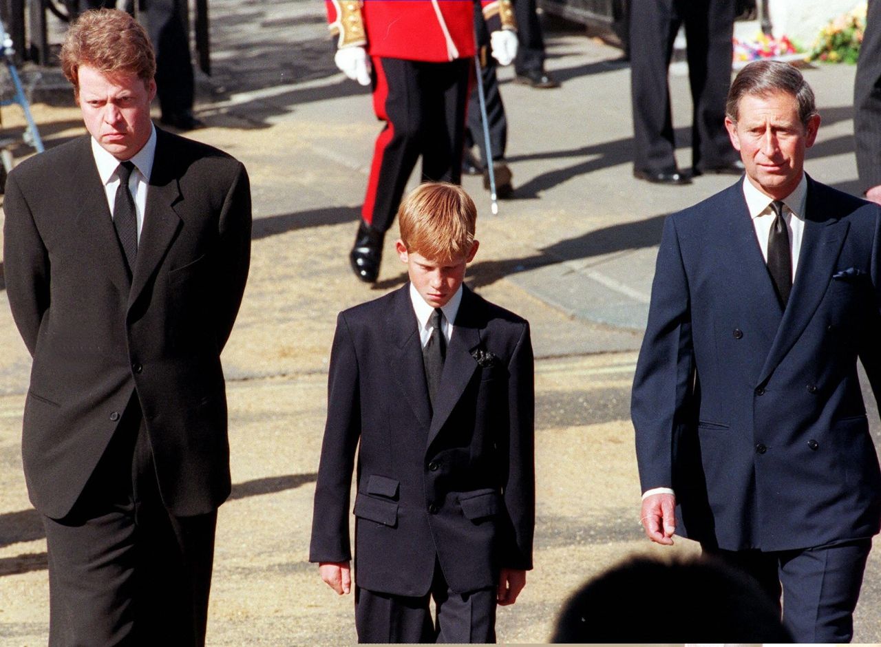 ชาร์ลส์ สเปนเซอร์ (ซ้าย) เจ้าชายแฮร์รี่ (กลาง)