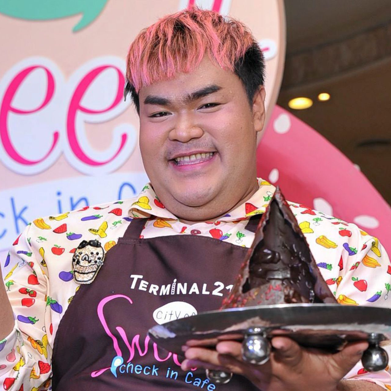 เป็นคนผุดไอเดีย ใครถ่ายรูปด้วยขอรับบริจาคเอาเงินไปทำบุญ วันก่อนแอบเห็น ปิงปอง ตุ๊ดซี่ส์ ทำบุญ ร่วม ปั่นเพื่อ รพ.ชะอำ สมทบทุนซื้ออุปกรณ์การแพทย์ ใจบุญสุดๆ.