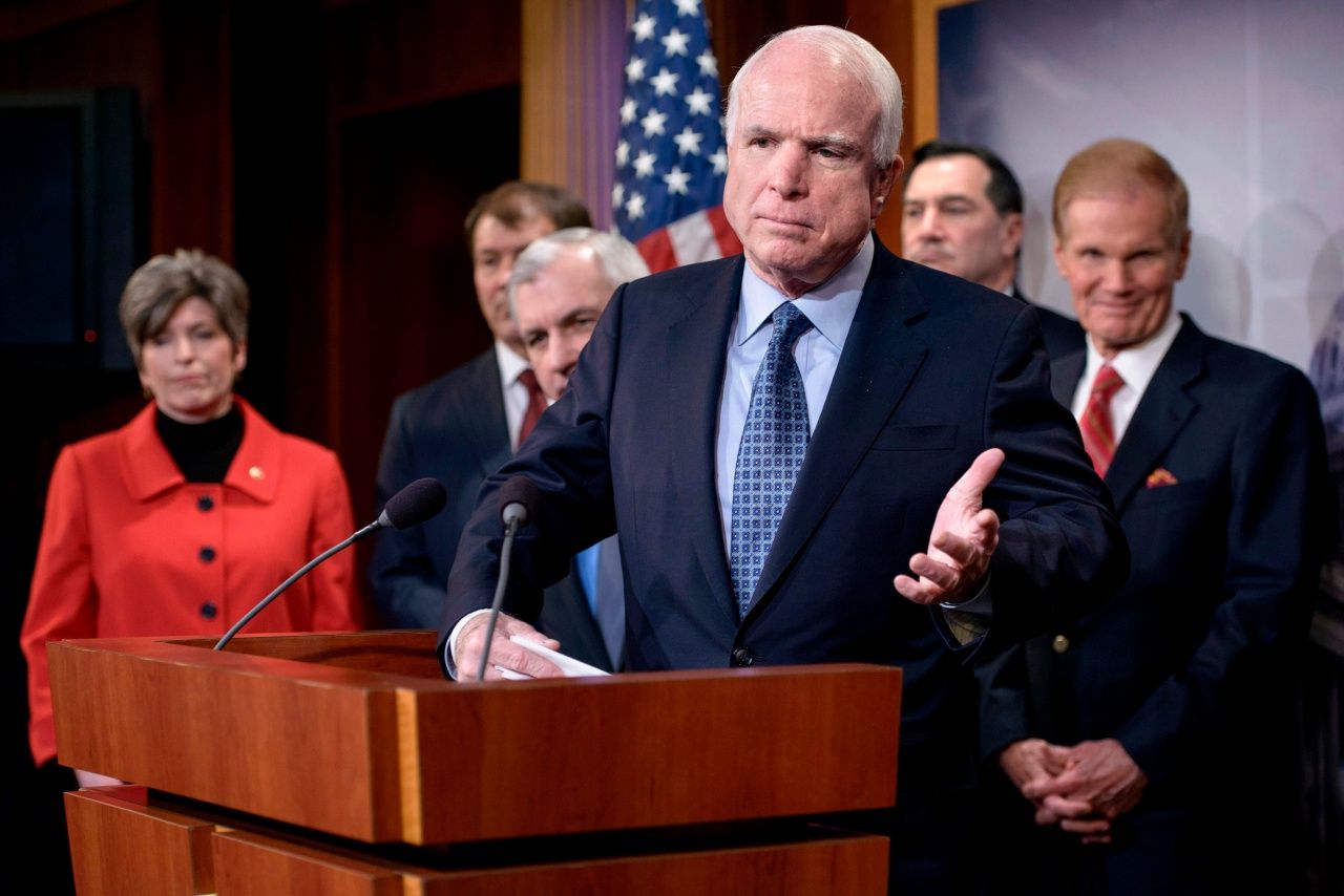 จอห์น แมคเคน ส.ว.พรรครีพับลิกัน ต้นสังกัดของประธานาธิบดีโดนัลด์ ทรัมป์