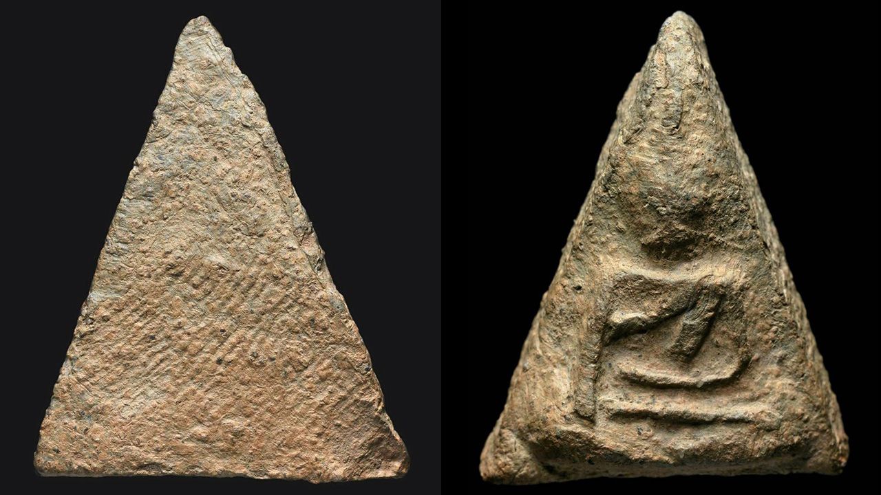 พระนางพญา เนื้อ เขียว พิมพ์ไม่มีหู กรุ โรงทอ พิษณุโลก ของ ธรรมรัตน์ จีนะดิษฐ์.