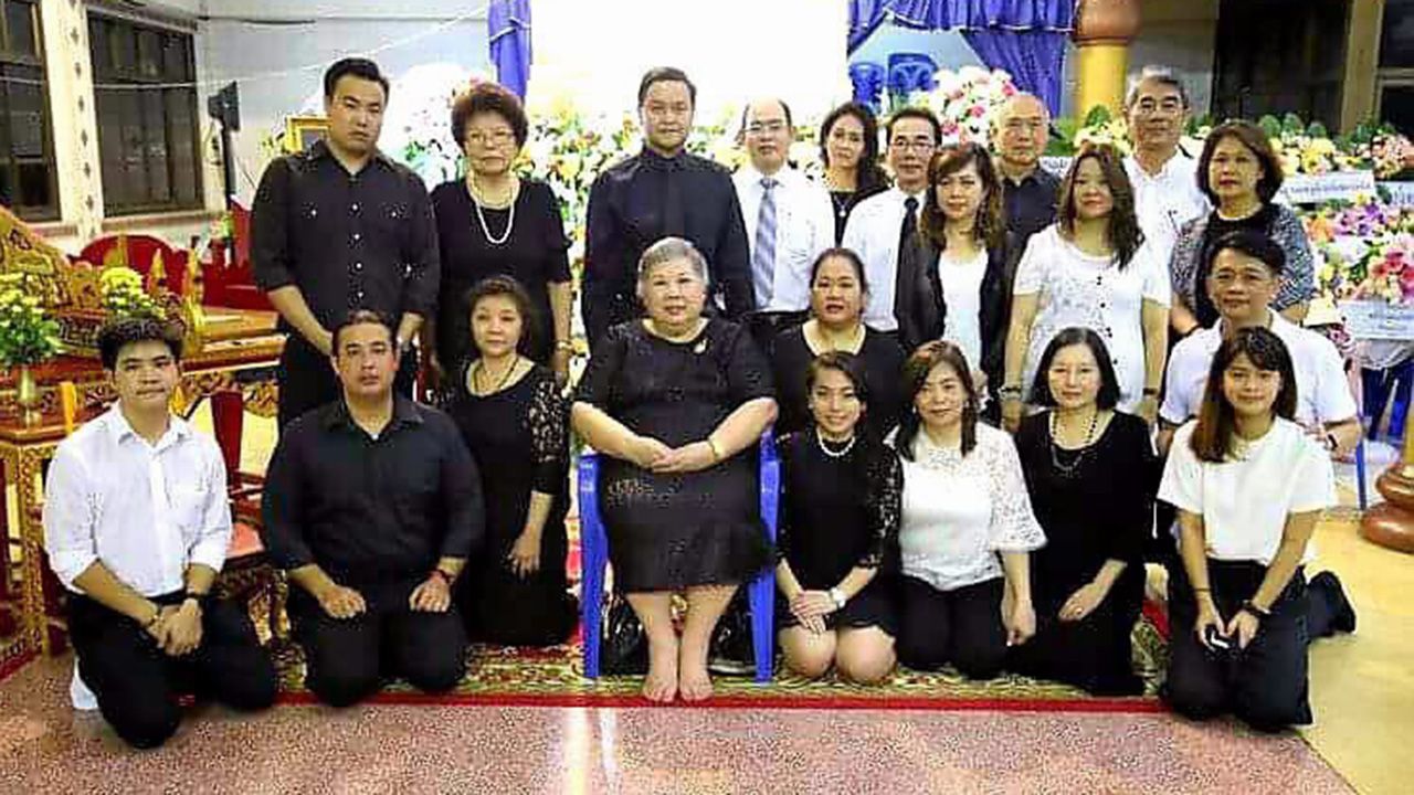 ร่วมอาลัย รัชนีกร เรืองวิวัฒนพันธุ์ จากเมืองแอตแลนตา รัฐจอร์เจีย สหรัฐฯ พร้อมญาติสนิท ไปร่วมพิธีฌาปนกิจศพ คุณแม่ นงลักษณ์ เลิศไพบูลย์ ที่วัดชมนิมิตร อ.พระประแดง จ.สมุทรปราการ เมื่อวันก่อน.