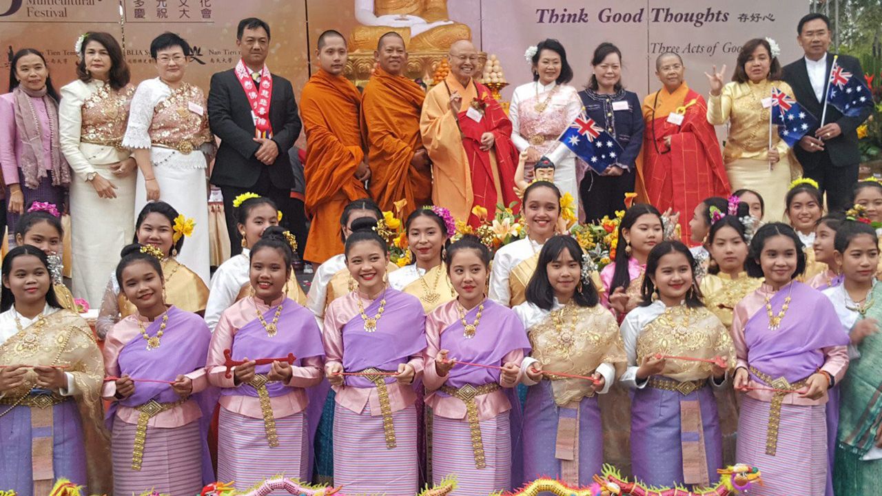 งานสำคัญ ณัฐพล ขันธหิรัญ กสญ. ณ นครซิดนีย์ ออสเตรเลีย ไปร่วมงาน “Buddha’s Birthday” จัดโดย วัดหนานเทียน วูลลองกอง ที่ตัมบาลอง พาร์ค มีนักเรียนในสังกัด กทม. ที่ไปร่วมเข้าค่ายวัฒนธรรม มาร่วมแสดงด้วย.