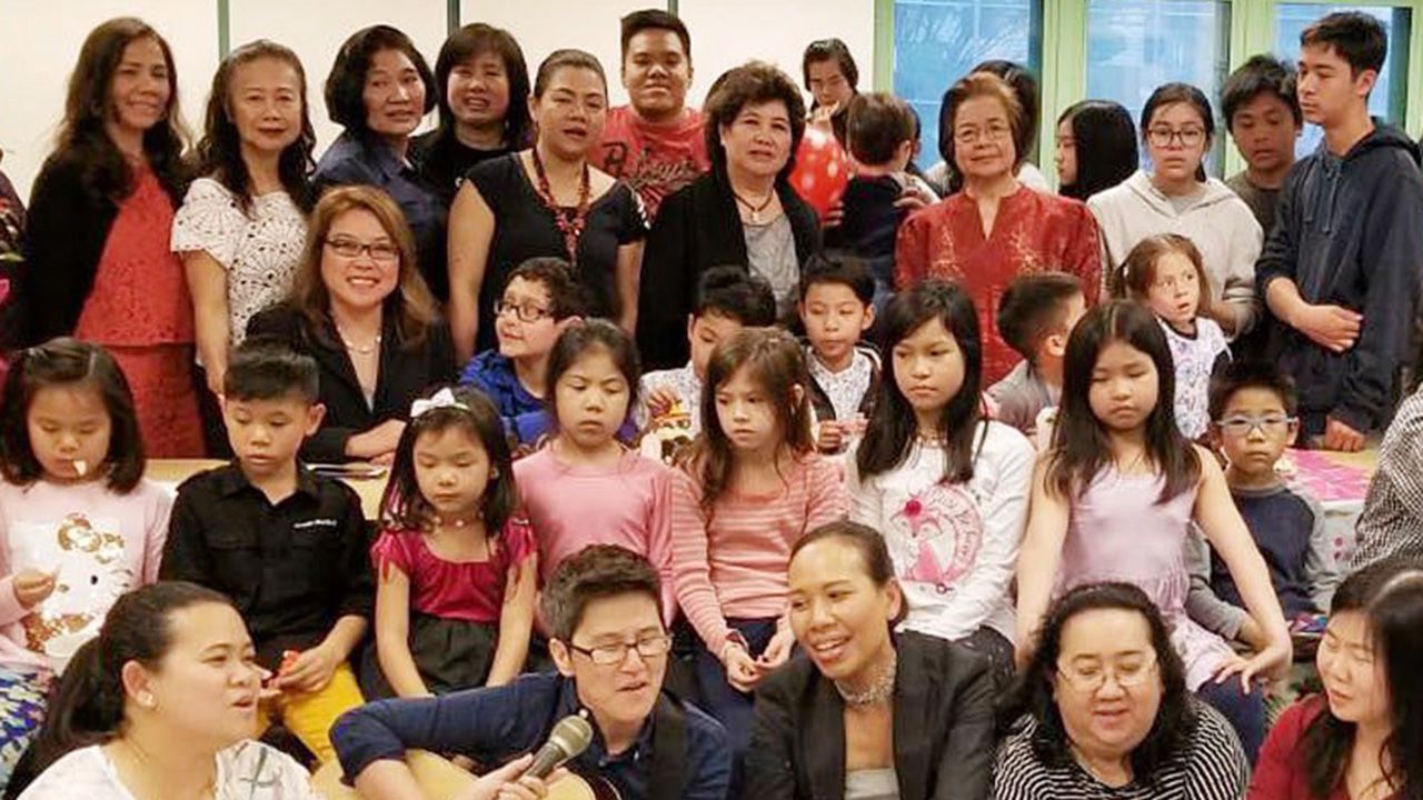 สุขสันต์วันเกิด คณะครู ผู้ปกครอง นักเรียน และสมาชิกศูนย์วัฒนธรรมแห่งรัฐนิวยอร์ก สหรัฐฯ ร่วมจัดเลี้ยงฉลองวันคล้ายวันเกิดให้แก่ สุจิตรา ปาลีวงศ์ ประธานศูนย์ฯ และสมาชิกที่เกิดเดือนพฤษภาคม ที่ศูนย์ฯ วันก่อน.