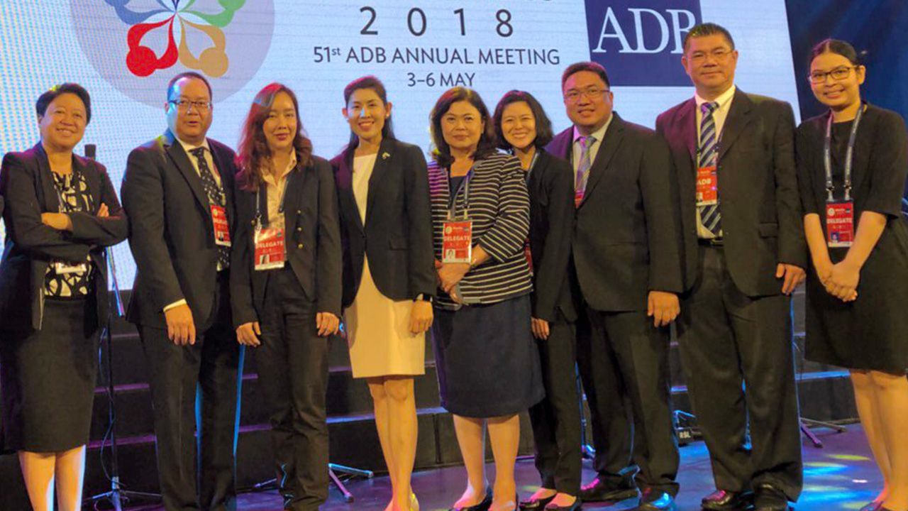 เยือนฟิลิปปินส์ อภิศักดิ์ ตันติวรวงศ์ นำคณะผู้แทนไทยไปร่วมประชุมประจำปี สภาผู้ว่าการธนาคารเพื่อการพัฒนาแห่งเอเชีย (เอดีบี) ครั้งที่ 51 ที่กรุงมะนิลา ฟิลิปปินส์ โดยมี อุรวดี ศรีภิรมย์ อุปทูต ณ กรุงมะนิลา ร่วมต้อนรับ.