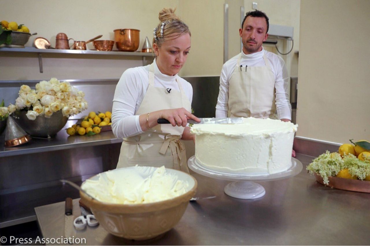 เค้กเลมอนเคิร์ดแบบคร่าวๆ สำหรับพิธีเสกสมรสครั้งล่าสุด ปี 2018