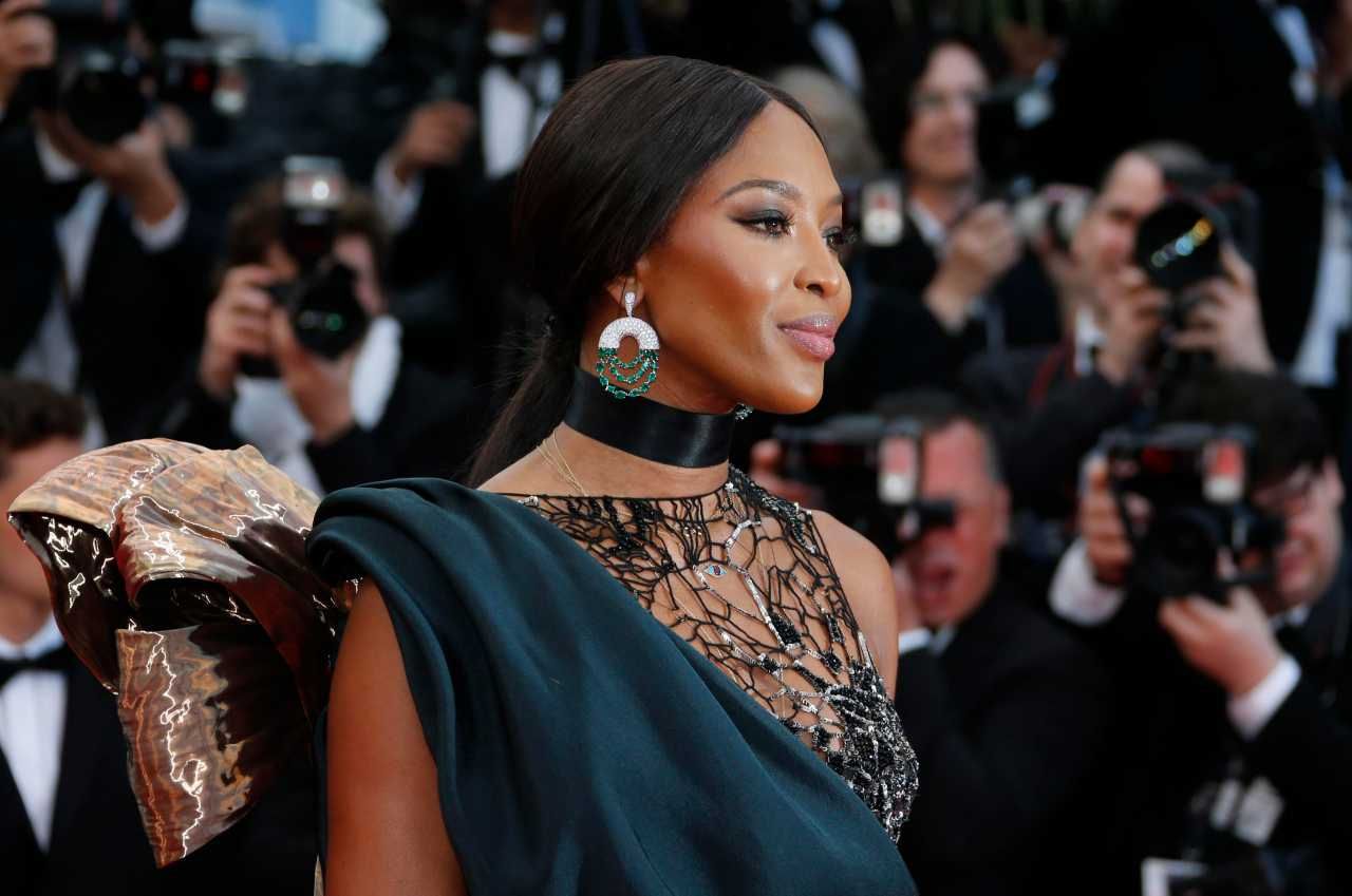 ซุปเปอร์โมเดลจากอังกฤษ นาโอมิ มาในชุดดีไซน์ล้ำของ Poiret สวยสง่าไม่มีที่ติ! แต่งหน้าเนียบกริบ หน้าผมลงตัวเป๊ะหลาย  