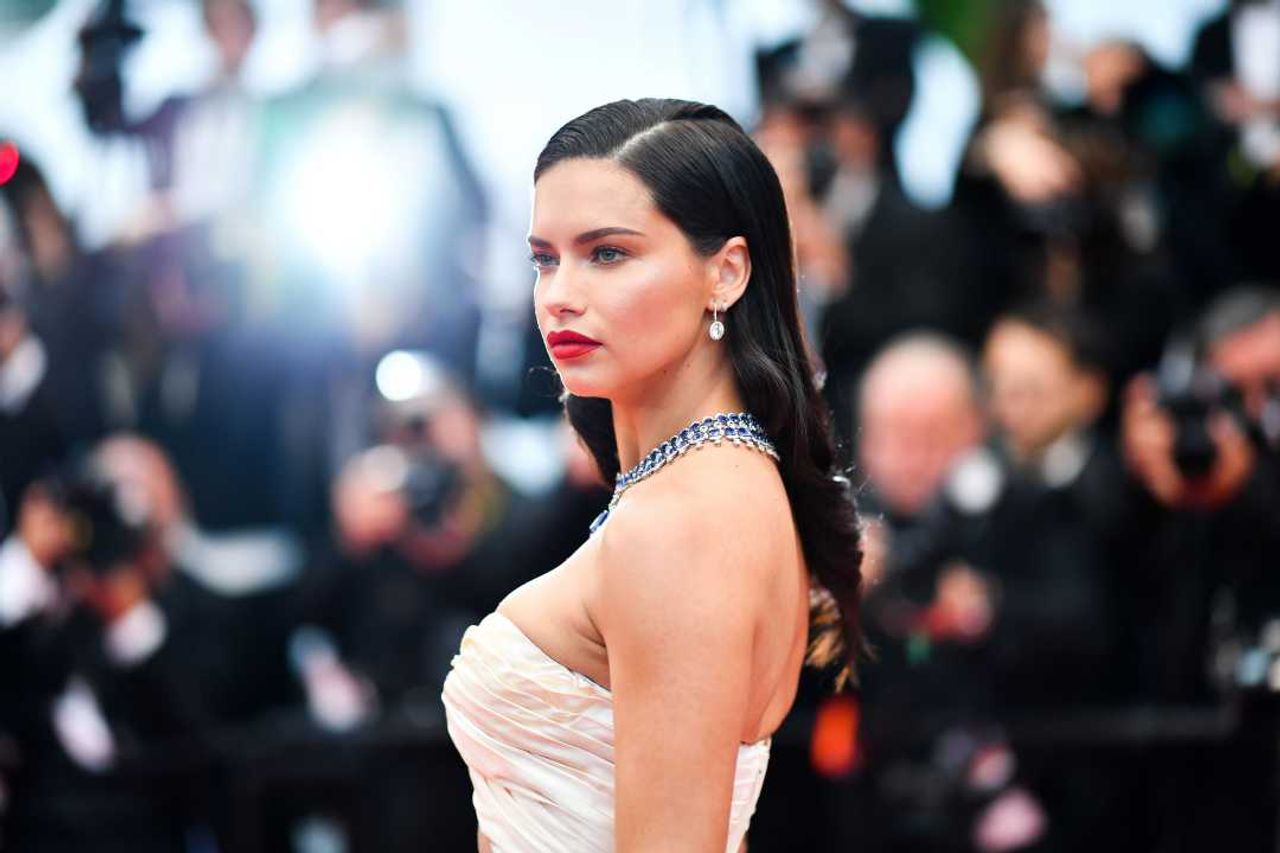 มาหลายวันก็ต้องปรับเปลี่ยนไปเรื่อยๆ วันนี้นางแสกข้างบ้าง ทิ่มตาสุดๆ 