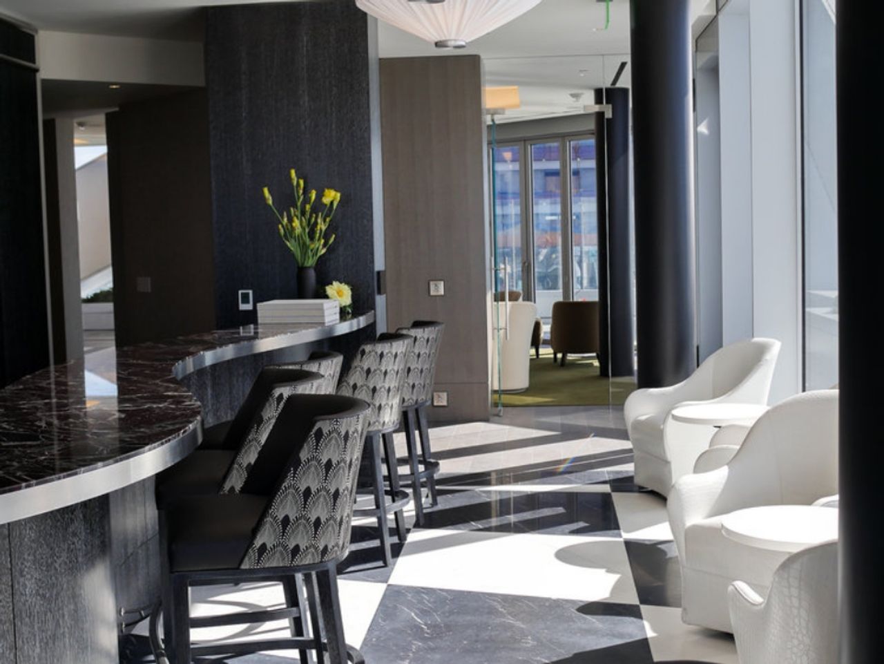 ชั้น 52 มี Sky Lounge สำหรับบุคคลทั่วไป และมีบาร์แยกต่างหากสำหรับผู้อยู่อาศัย