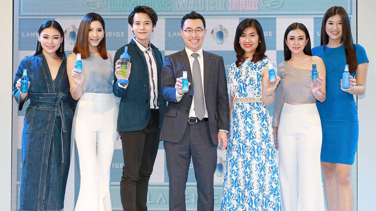 ผิวไม่แห้ง วุง ชอย จัดงานแนะนำ WATER BANK HYDRO ESSENCE ผลิตภัณฑ์สูตรใหม่ ทำให้ผิวชุ่มชื้น พร้อมเปิดตัวแคมเปญรณรงค์ฟื้นฟูพัฒนาแหล่งน้ำดื่มสะอาด โดยมี ต้องจิต วุฒิปุระจักร์, จิราภา ลักษณวิศิษฏ์ และ นนทนันท์ อัญชุลีประดิษฐ์ มาร่วมงานด้วย ที่สยามพารากอน วันก่อน.