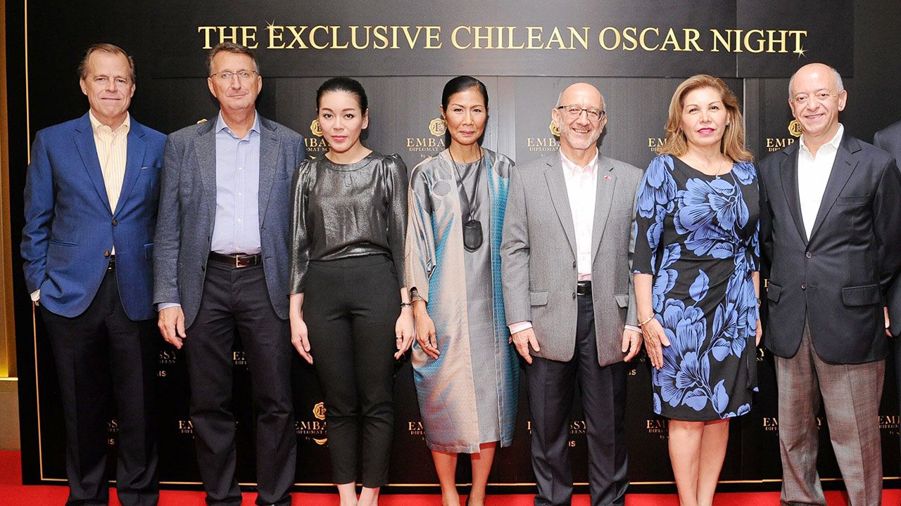 ทูตดูหนัง คริสเตียน เรเรน บาร์เกตโต และ ปรียาภรณ์ เพ็ชรพราว จัดงาน The Exclusive Chilean Oscar Night เพื่อสานสัมพันธ์นานาประเทศ โดยมี เกล็น ทาวน์เซนด์ เดวีส์, เพเทอร์ พรือเกล และ กอบกาญจน์ วัฒนวรางกูร มาร่วมชมด้วย ที่เอ็มบาสซี ดิโพลแมทสกรีน วันก่อน.