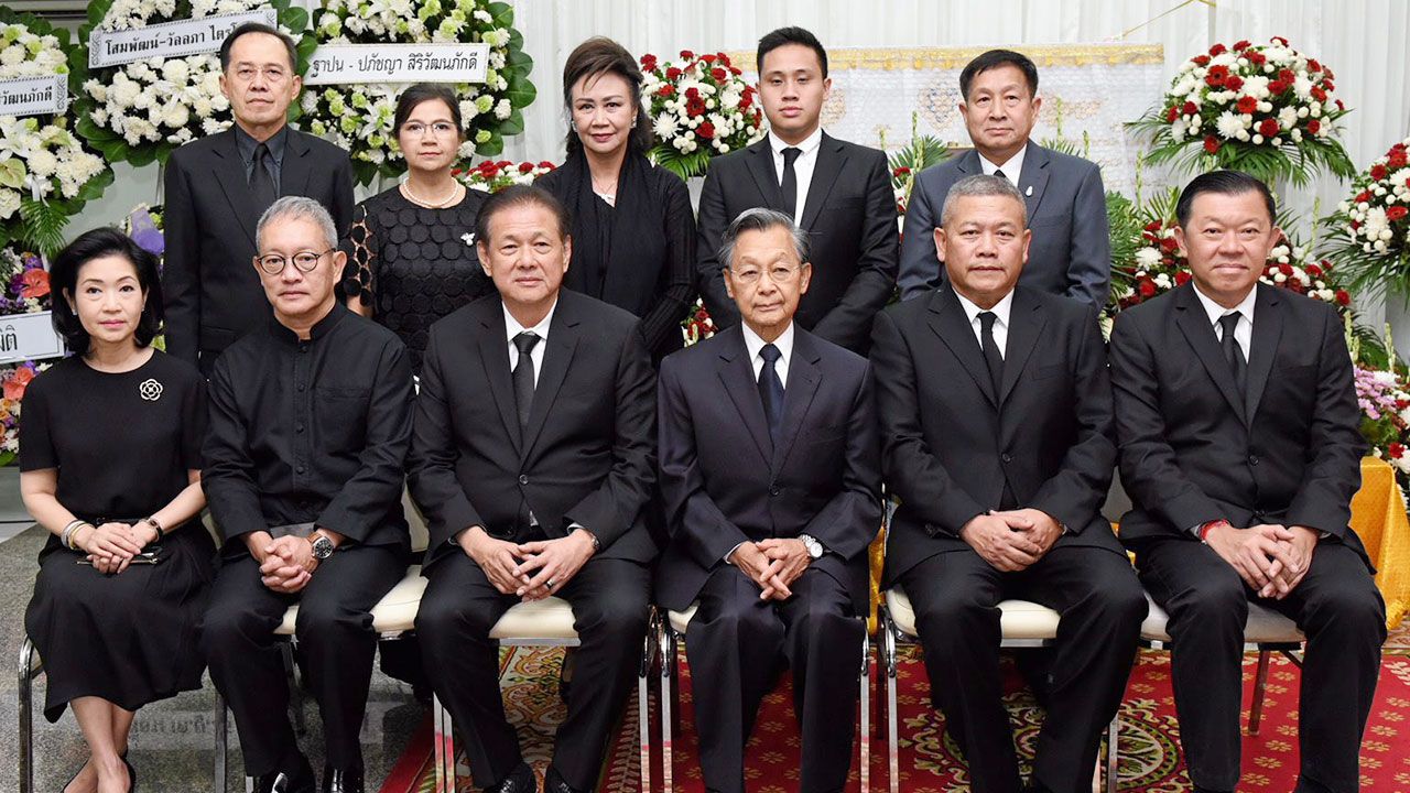 สู่สุคติ ชวน หลีกภัย อดีตนายกรัฐมนตรี เป็นประธานในพิธีสวดพระอภิธรรม จินดารัตน์ สราญจิตร์ มารดา ชาลอต โทณวณิก โดยมี พล.อ.อ.ชาญฤทธิ์ พลิกานนท์, ชนินทธ์ โทณวณิก, พิทักษ์ ลาภปรารถนา และ พิชัย จิราธิวัฒน์ มาร่วมในพิธีด้วย ที่ศาลา 18 วัดธาตุทอง วันก่อน.