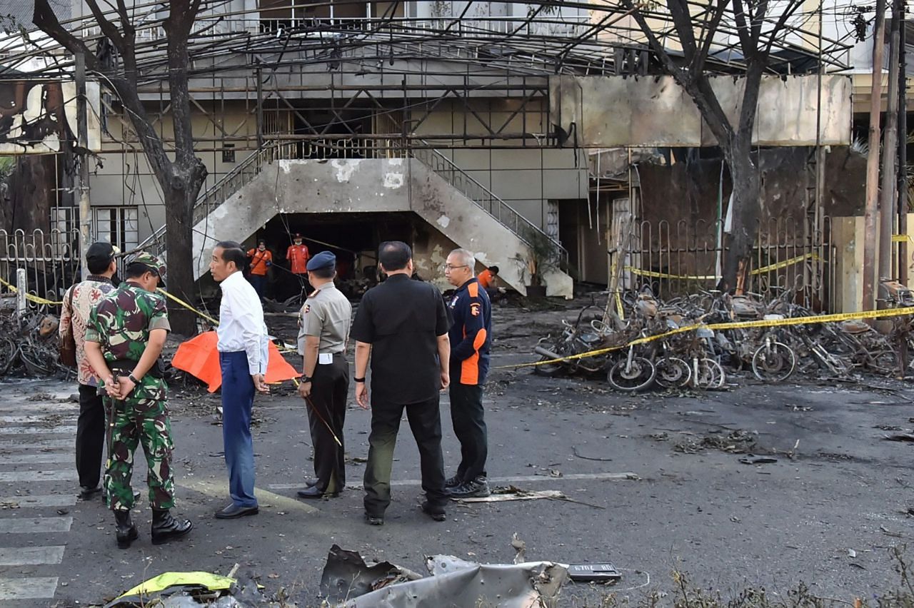 ประธานาธิบดีโจโก วิโดโด เดินทางตรวจสอบที่เกิดเหตุระเบิดฆ่าตัวตายโจมตีโบสถ์คริสต์ ในเมืองสุราบายา 13พ.ค.