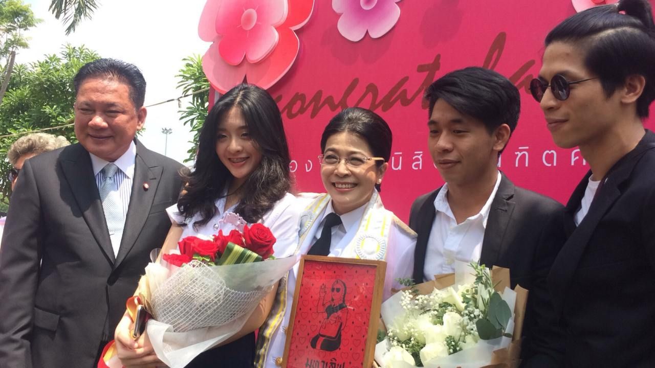 ครอบครัว 'คุณหญิงสุดารัตน์' ร่วมแสดงความยินดีงานรับปริญญาเอก